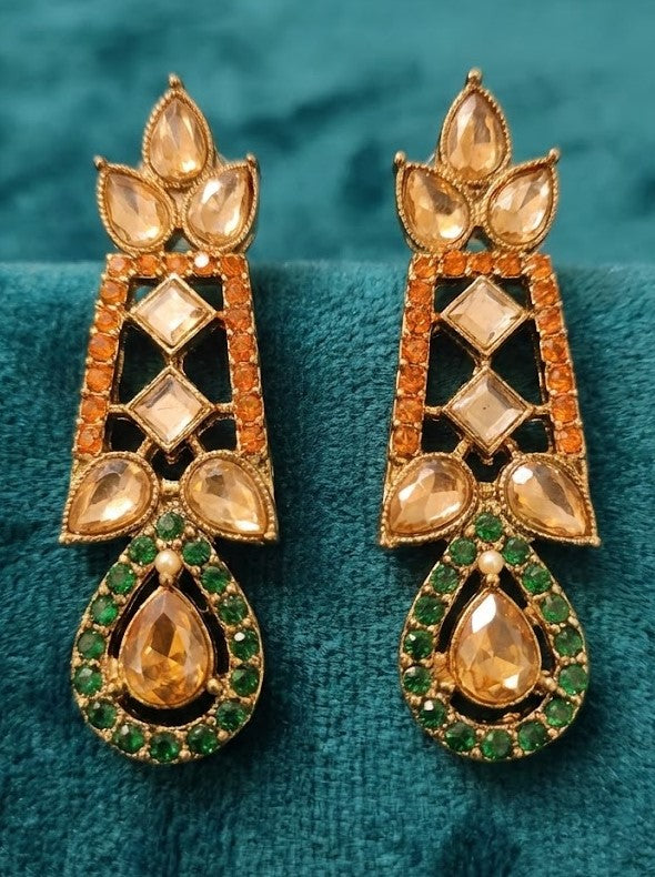 Close-up view of premium artificial Antique Gold Multi Color Meenakari & Kundan Choker Set with Maang Tikka by Innovate Art Impex.